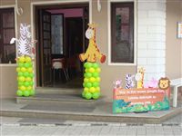 Entrance to a jungle theme party venue with a Zeebra and Giraffe cutout on balloon pillars along with a welcome cutout.